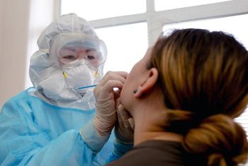 एक महिला का कोविड-19 संक्रमण जाँचने के लिए परीक्षण किया जा रहा है.