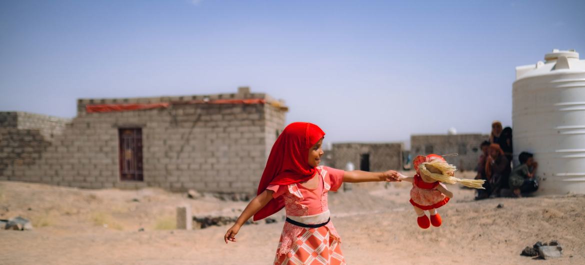 Une fillette joue dans le camp d'Al-Jufaina, destiné aux personnes déplacées à Marib, au Yémen.