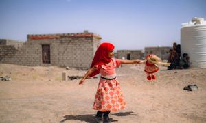 一个女孩在也门马里卜的流离失所者营地玩耍。