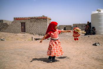 一个女孩在也门马里卜的流离失所者营地玩耍。
