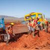 Des ouvriers réhabilitent une route dans la région d'Ihorombe à Madagascar. 