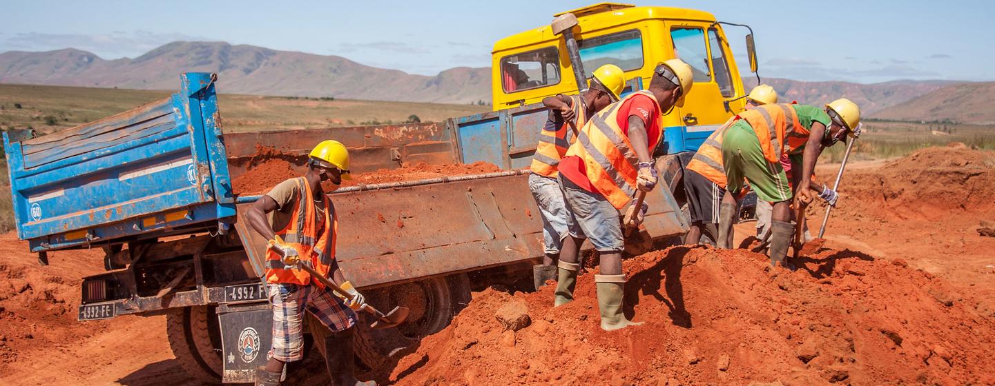 Des ouvriers réhabilitent une route dans la région d'Ihorombe à Madagascar. 