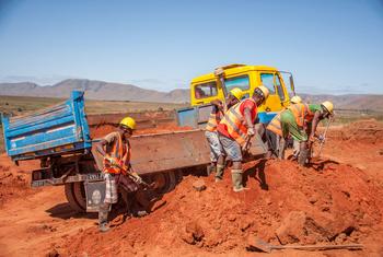 Des ouvriers réhabilitent une route dans la région d'Ihorombe à Madagascar. 