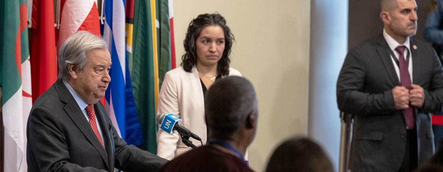 Le Secrétaire général de l'ONU, António Guterres (à gauche), s'adresse aux médias au siège de l'ONU après l'annonce d'un cessez-le-feu à Gaza.