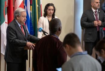 Le Secrétaire général de l'ONU, António Guterres (à gauche), s'adresse aux médias au siège de l'ONU après l'annonce d'un cessez-le-feu à Gaza.