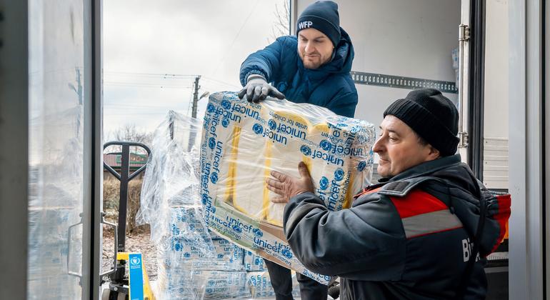 Гуманитарная помощь ЮНИСЕФ в селе Шевченково Харьковской области, Украина (январь 2025 г.) Гуманитарная помощь ЮНИСЕФ в селе Шевченково Харьковской области, Украина (январь 2025 г.)