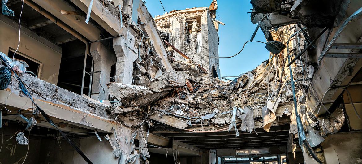 Bâtiment gravement endommagé, avec des parties effondrées et des décombres, à Zaporijia, en Ukraine.