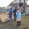 Un membre du personnel de l'ONU parle aux habitants du village de Nerubaiske, dans la région d'Odessa, en Ukraine. (fichier)