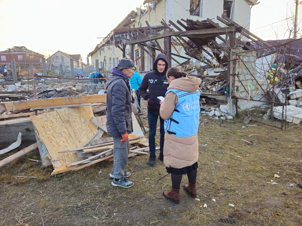 Un membre du personnel de l'ONU parle aux habitants du village de Nerubaiske, dans la région d'Odessa, en Ukraine. (archives)
