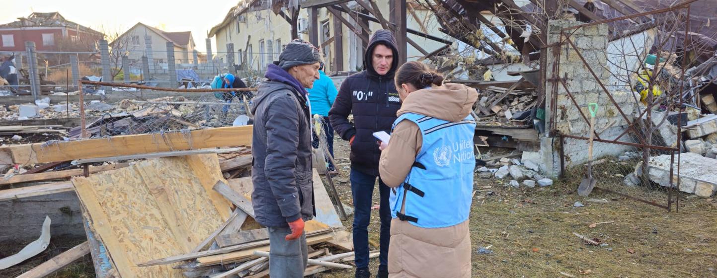 Un membre du personnel de l'ONU parle aux habitants du village de Nerubaiske, dans la région d'Odessa, en Ukraine. (archives)