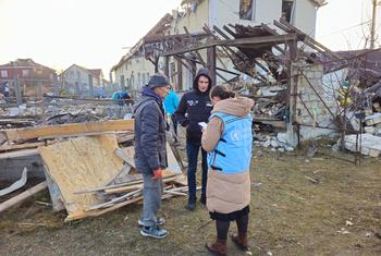 Mwanachama wa wafanyakazi wa Umoja wa Mataifa anazungumza na wakazi wa kijiji cha Nerubaiske katika mkoa wa Odesa nchini Ukraine.