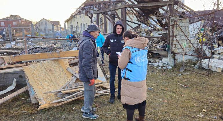 Un membre du personnel de l'ONU parle aux habitants du village de Nerubaiske, dans la région d'Odessa, en Ukraine. (fichier)