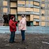 Две женщины стоят у своего поврежденного дома в Харькове, Украина.
