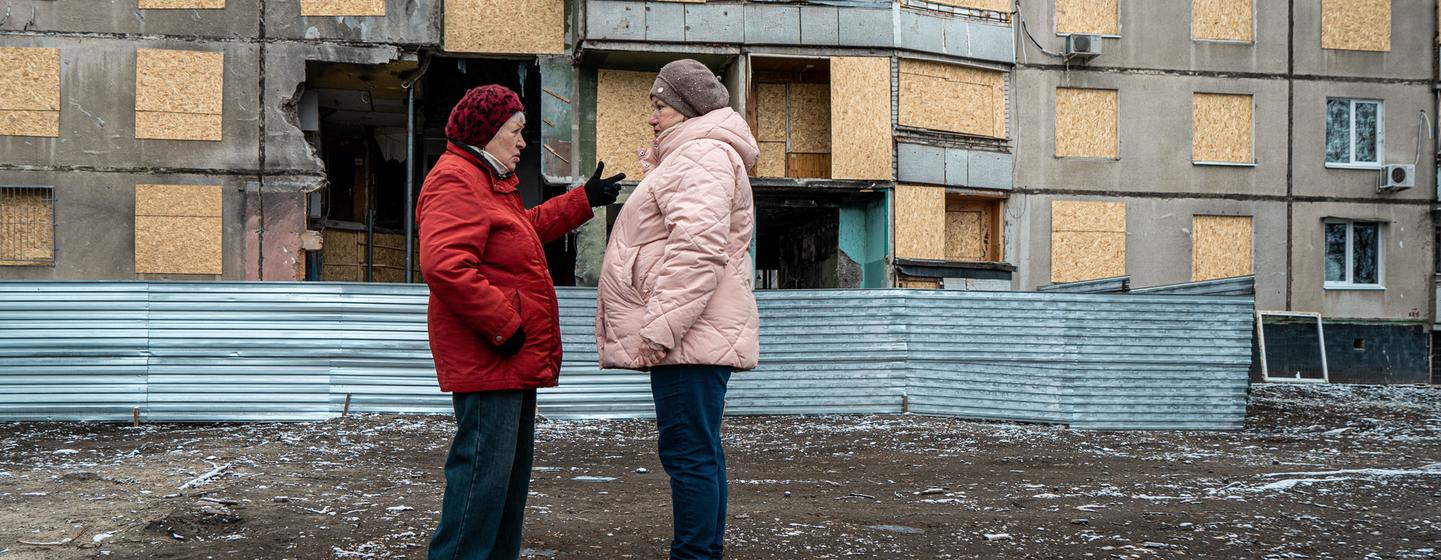 Dos mujeres delante de su casa dañada en Járkov, Ucrania. Dos mujeres delante de su casa dañada en Járkov, Ucrania.
