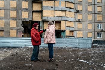 Deux femmes à proximité de leur domicile endommagé à Kharkiv, dans le nord-est de l'Ukraine.