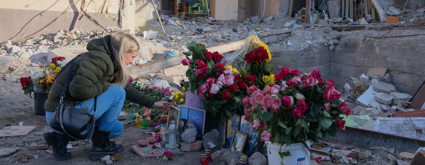 Des fleurs marquent le lieu de la mort de personnes dans un immeuble résidentiel à Dnipro, en Ukraine (photo d'archives).