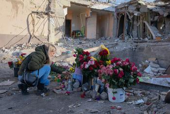 Des fleurs marquent le lieu de la mort de personnes dans un immeuble résidentiel à Dnipro, en Ukraine (photo d'archives).