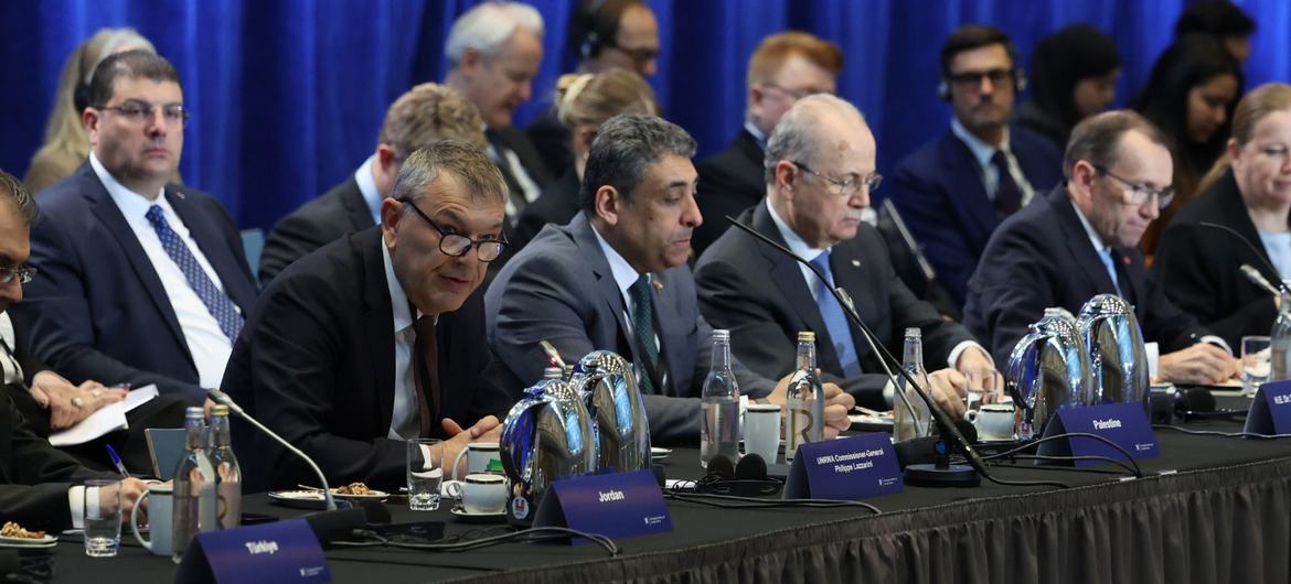 Генеральный комиссар БАПОР Филипп Лаззарини (второй слева) на заседании Глобального альянса за двугосударственное решение для Израиля и Палестины.