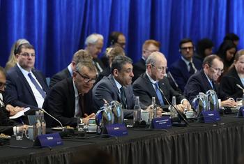 联合国近东巴勒斯坦难民救济和工程处主任专员菲利普·拉扎里尼（左二）在挪威奥斯陆举行的第三届全球联盟会议上发表讲话，该会议旨在推动两国解决方案的落实。