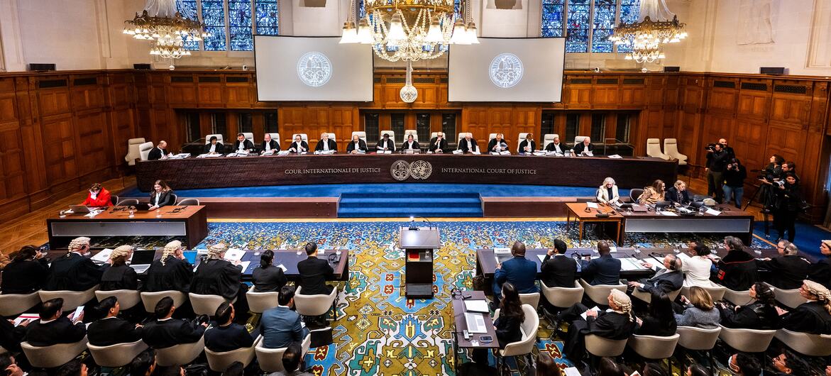 Международный суд юстиции (МЮС) проводит публичные слушания по делу о геноциде между Гамбией и Мьянмой в Дворце мира в Гааге, в котором присутствуют судьи и юридические представители.