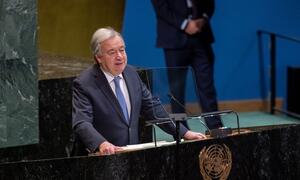 António Guterres, Secretario General de la ONU, pronunciando un discurso en el podio de la Asamblea General de la ONU con el emblema de la ONU visible.