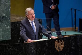 أنطونيو غوتيريش، الأمين العام للأمم المتحدة، يلقي خطابًا على منصة الجمعية العامة للأمم المتحدة مع ظهور شعار الأمم المتحدة.