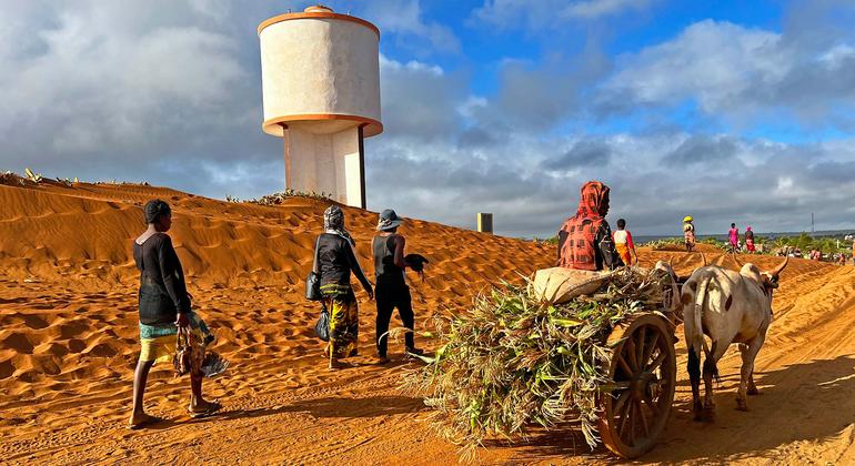 A areia é impulsionada por ventos sazonais para o interior no sul de Madagascar