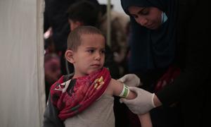 Un enfant de trois ans est soumis à un dépistage de la malnutrition dans une clinique pédiatrique installée sous une tente à Rafah, dans le sud de la bande de Gaza.