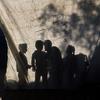 Crianças brincam numa tenda improvisada em Rafah, sul de Gaza