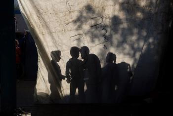 Crianças brincam numa tenda improvisada em Rafah, sul de Gaza