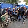 رفح کی عارضی پناہ گاہوں میں مقیم ایک فلسطینی گھرانہ۔