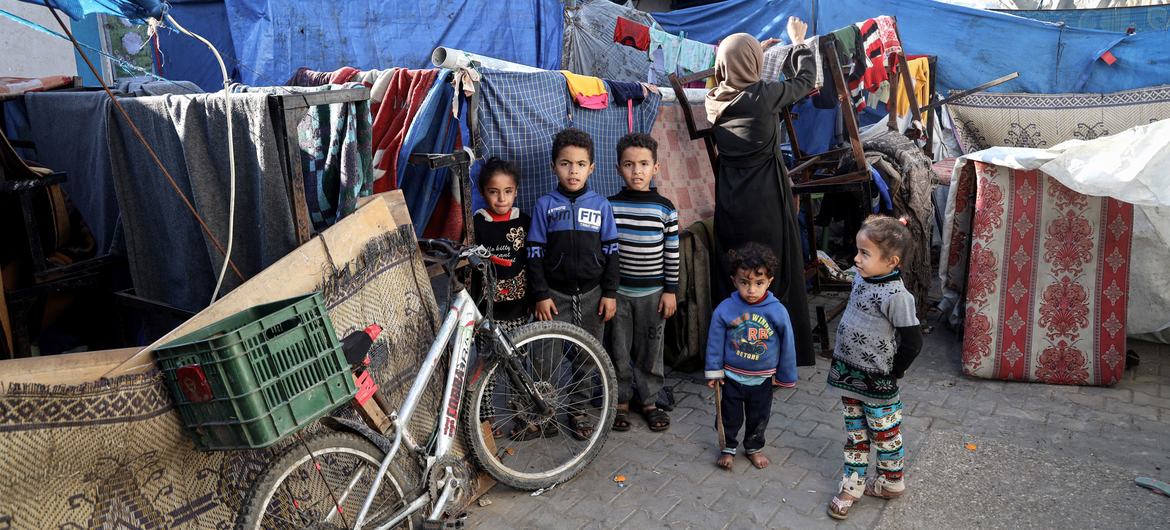 رفح کی عارضی پناہ گاہوں میں مقیم ایک فلسطینی گھرانہ۔