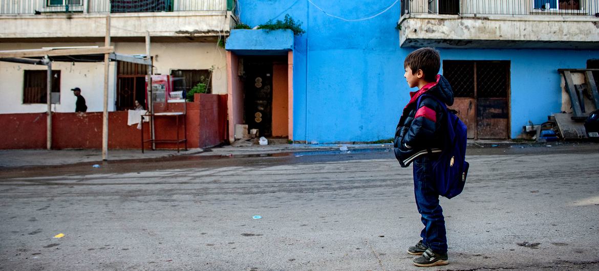 Um menino caminha por um bairro de Trípoli, capital da Líbia