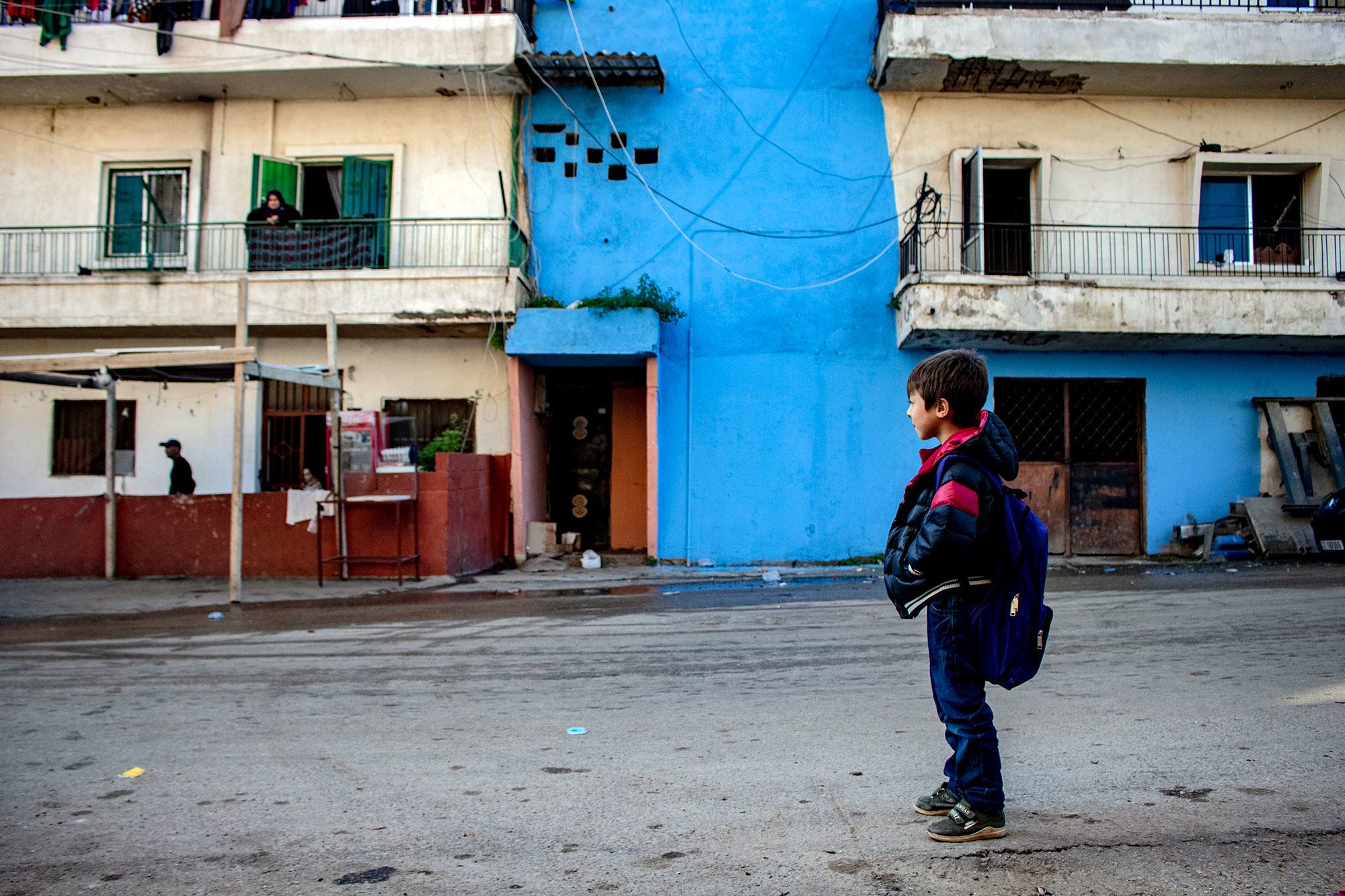 Un garçon marche dans un quartier de Tripoli, la capitale de la Libye.