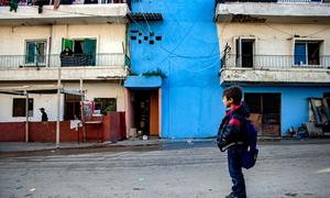 Um menino caminha por um bairro de Trípoli, capital da Líbia