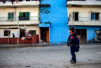 Un garçon marche dans un quartier de Tripoli, la capitale de la Libye.