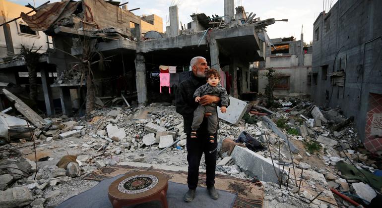 Un homme regarde les ruines de maisons détruites dans la bande de Gaza.