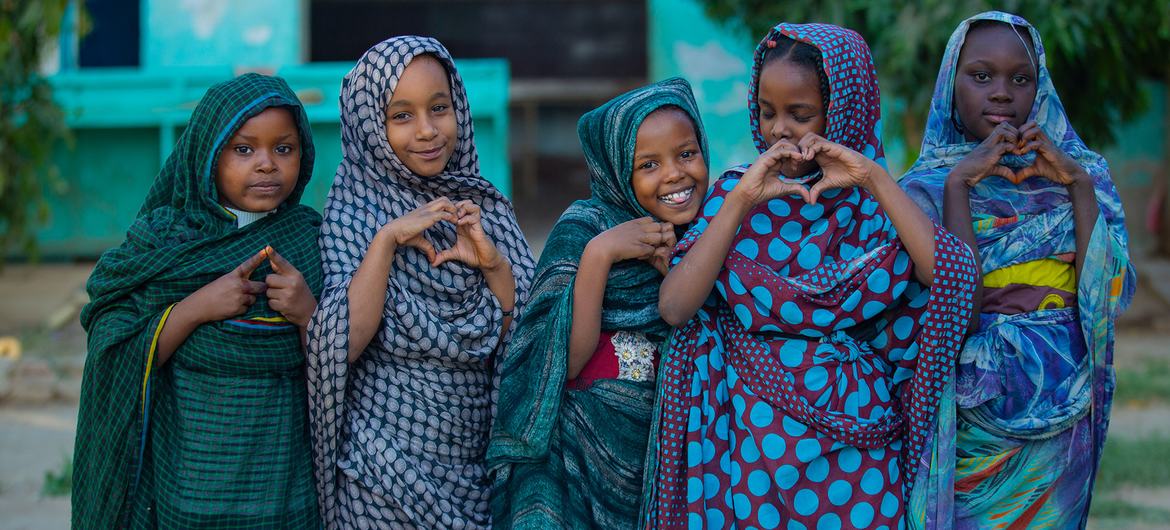 Displaced girls play at a UNICEF-supported learning space in Al Salam, Sudan.