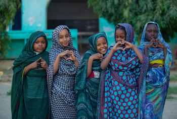 सूडान के अल सलाम में यूनीसेफ़ समर्थन पढ़ाई लिखाई केन्द्र में विस्थापित लड़कियाँ खेल रही हैं.