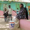 Une jeune fille vend des glaces dans l’État de Kassala, à l’est du Soudan.
