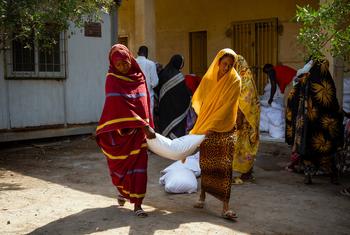 توزيع المساعدات في مدينة بورتسودان (السودان) التي تعد مركزا للعمليات الإنسانية ونقطة دخول أساسية للمساعدات