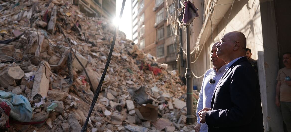O Alto Comissário das Nações Unidas para os Refugiados, Barham Salih, inspeciona um local de destruição generalizada e escombros em Beirute, no Líbano, após o conflito.