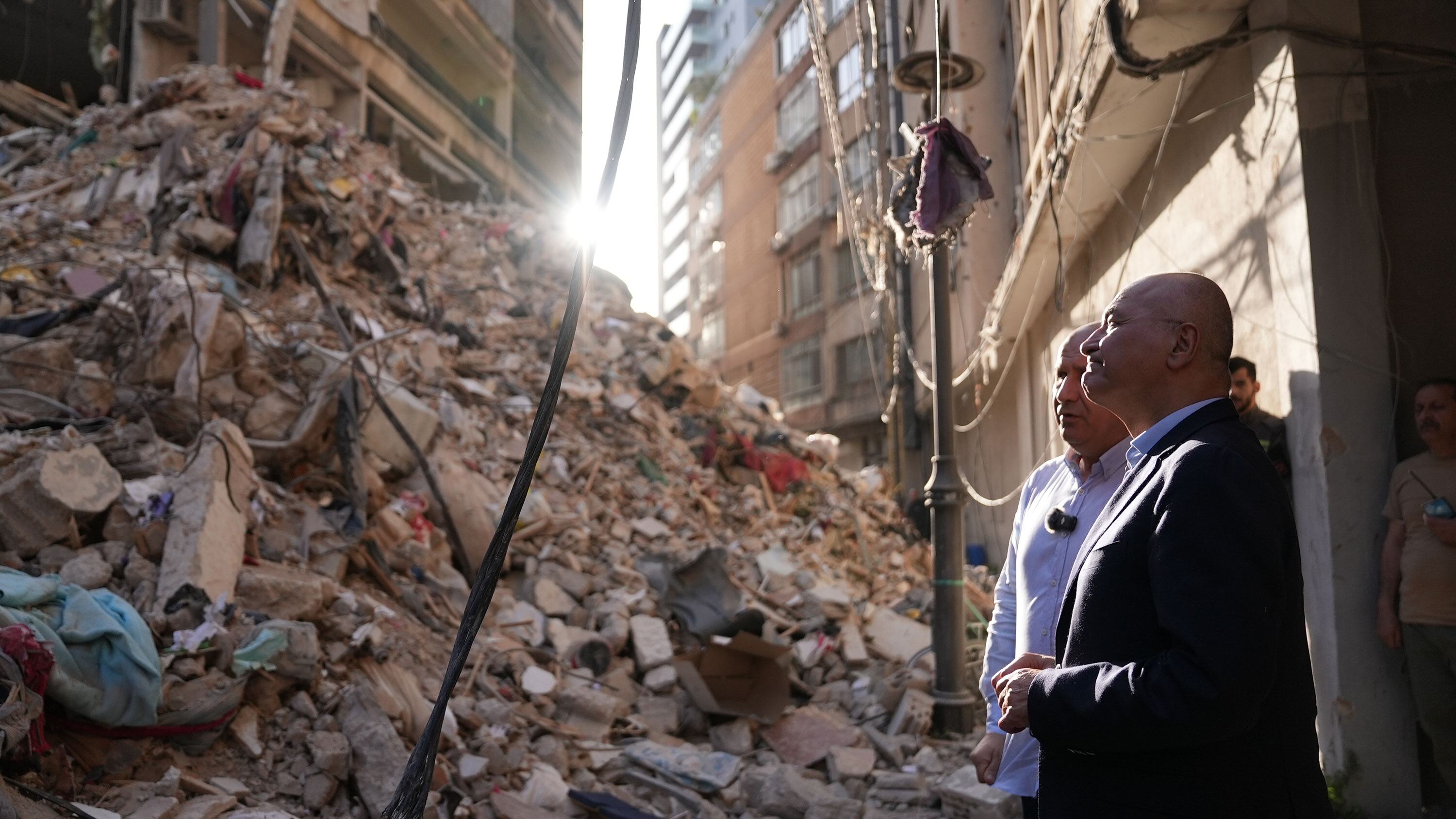 يتفقد باراهام صالح، مفوض الأمم المتحدة السامي لشؤون اللاجئين، موقعًا دُمر على نطاق واسع وغطاه الحطام في بيروت، لبنان، في أعقاب الصراع.