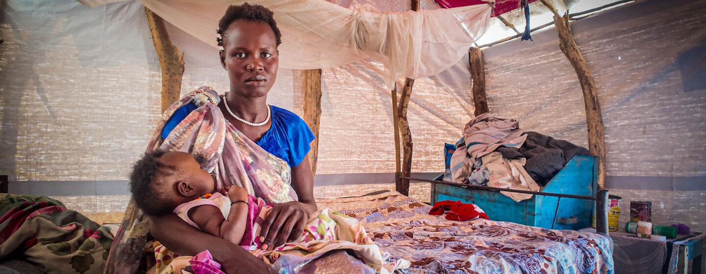 Une femme sud-soudanaise, Nyanko Kwang Makor Mayak, allaite son bébé alors qu'elle est assise dans un abri d'urgence improvisé à Malakal, au Soudan du Sud, le 14 avril 2026. Elle a fui les violences dans le comté de Bali, dans l'État du Haut-Nil, et compte désormais sur l'aide humanitaire pour se loger.