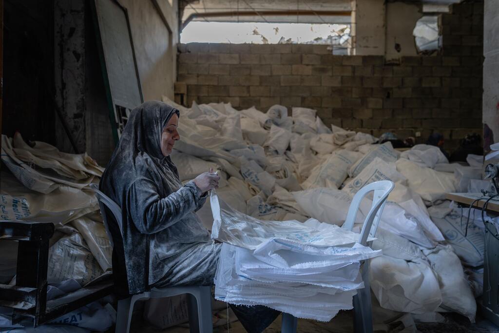 Эта жительница Газы шьет сумки и тенты из мешков из-под пшеничной муки. Она работает и получает зарплату в рамках проекта Всемирной продовольственной программы ООН (ВПП).