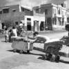 Pieds nus et poussant leurs affaires dans des landaus et des charrettes, des familles arabes quittent la ville côtière de Jaffa, qui fait désormais partie de l'agglomération de Tel-Aviv, dans l'État d'Israël.