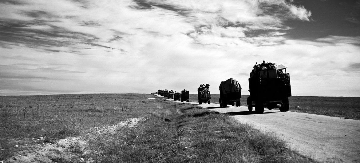 Un convoy con refugiados y sus pertenencias se dirige de Gaza a Hebrón en Cisjordania.