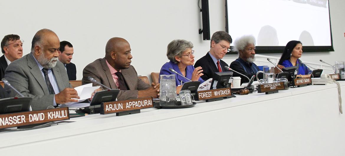 Wole Soyinka (kedua kanan) berpartisipasi dalam debat tingkat tinggi yang diselenggarakan UNESCO bertajuk tantangan dan pendekatan kontemporer untuk membangun budaya perdamaian abadi.