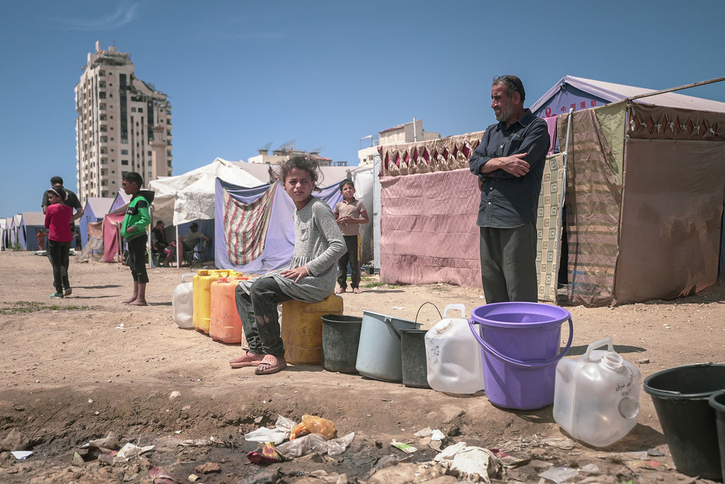 Des habitants font la queue pour remplir leurs bidons d'eau dans la ville de Gaza.