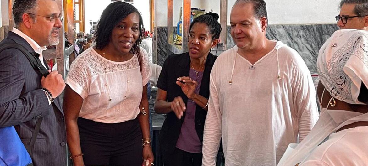 Edem Wosornu, director de Operaciones y Defensa de la OCHA, habla con el personal en una cocina durante un evento de distribución de alimentos.
